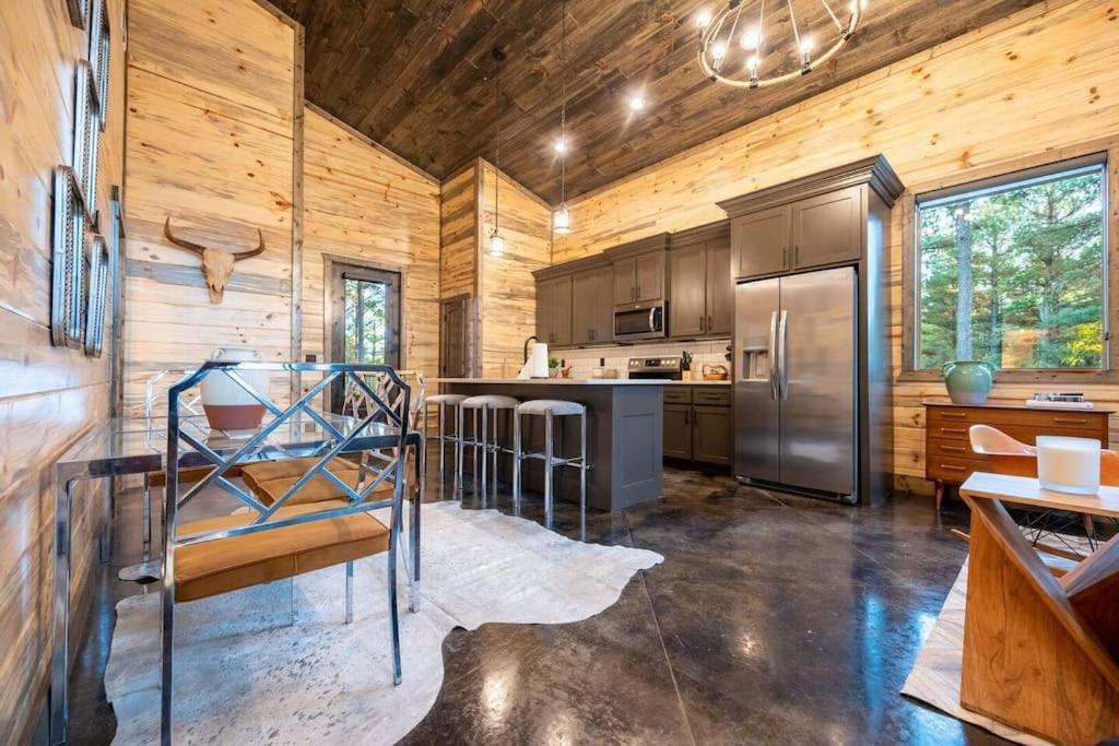 The Blaylock Cabin, 2 King, Hot Tub, Pet Friendly! Broken Bow Exterior photo